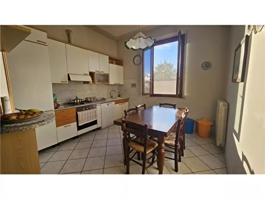 Immagine 2 di Villa in vendita  a Empoli