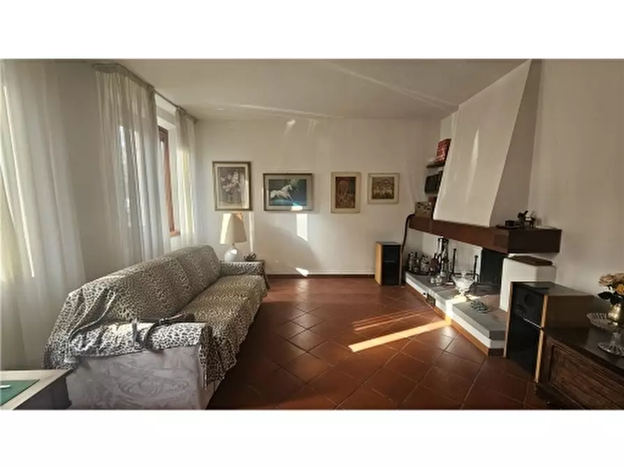 Immagine 3 di Villa in vendita  a Empoli