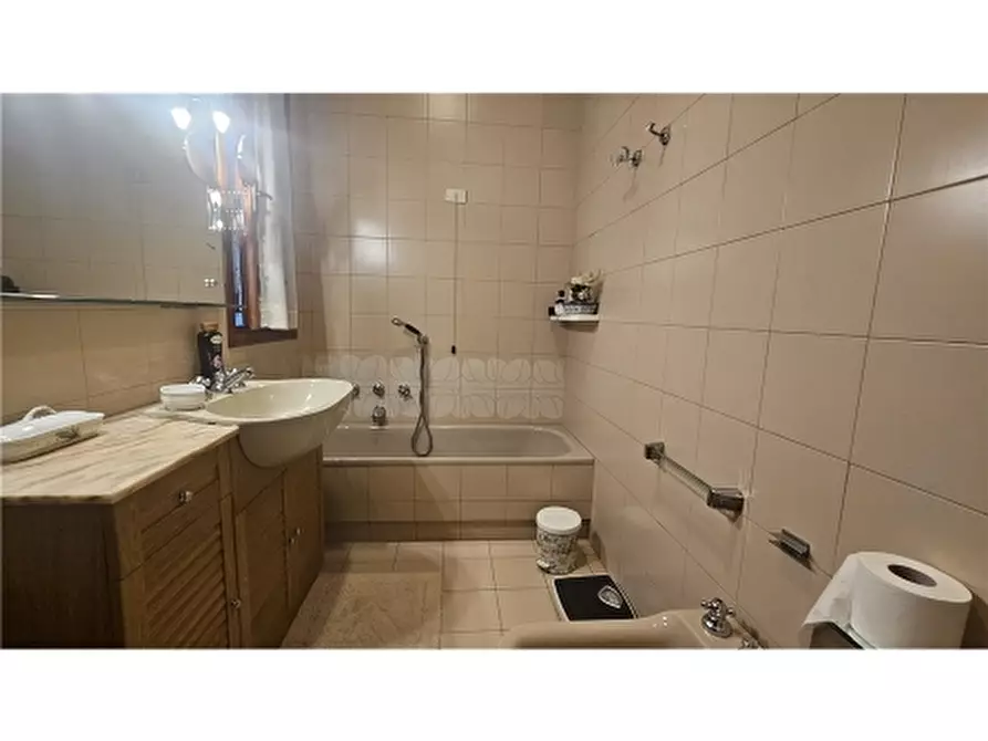 Immagine 21 di Villa in vendita  a Empoli