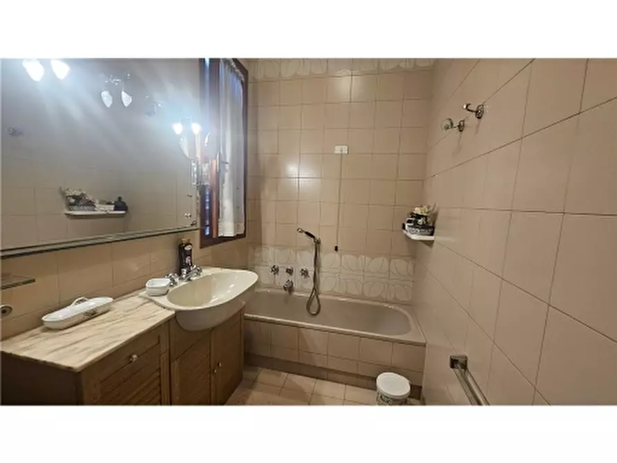 Immagine 22 di Villa in vendita  a Empoli