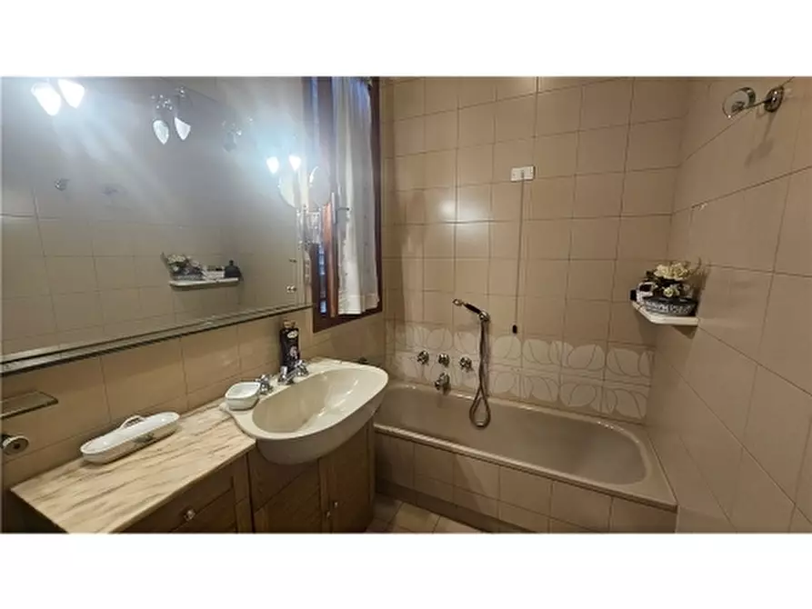 Immagine 23 di Villa in vendita  a Empoli