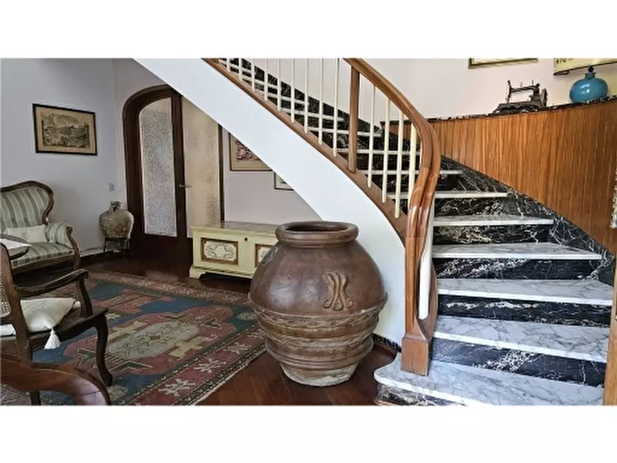 Immagine 2 di Villa in vendita  a Empoli