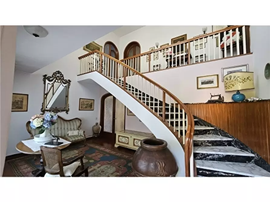 Immagine 3 di Villa in vendita  a Empoli