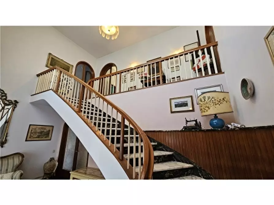 Immagine 9 di Villa in vendita  a Empoli