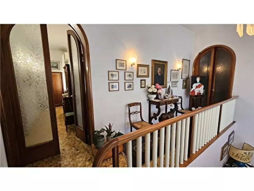 Immagine 11 di Villa in vendita  a Empoli