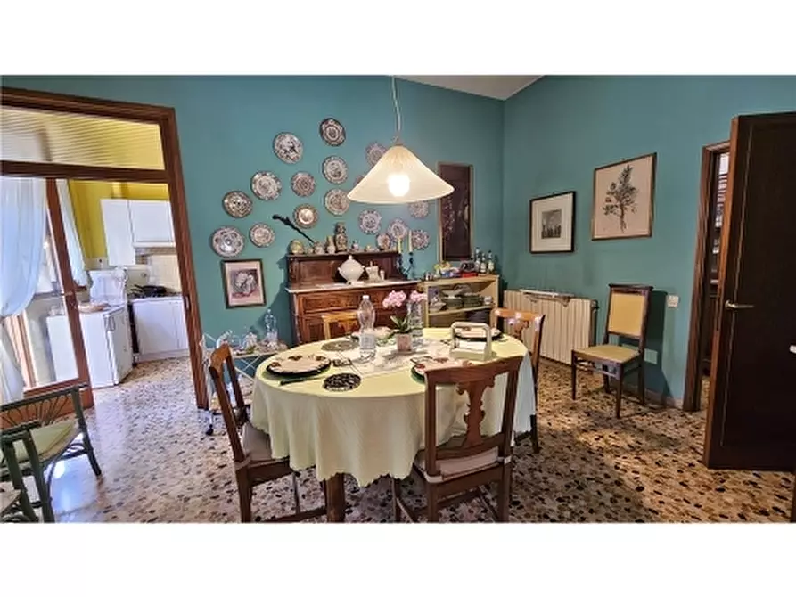 Immagine 18 di Villa in vendita  a Empoli