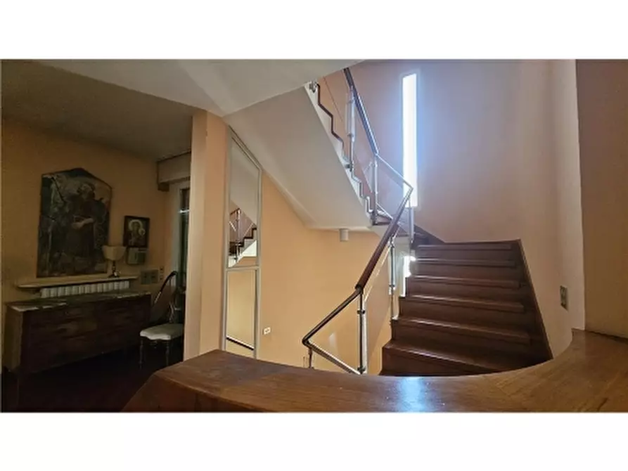 Immagine 38 di Villa in vendita  a Empoli