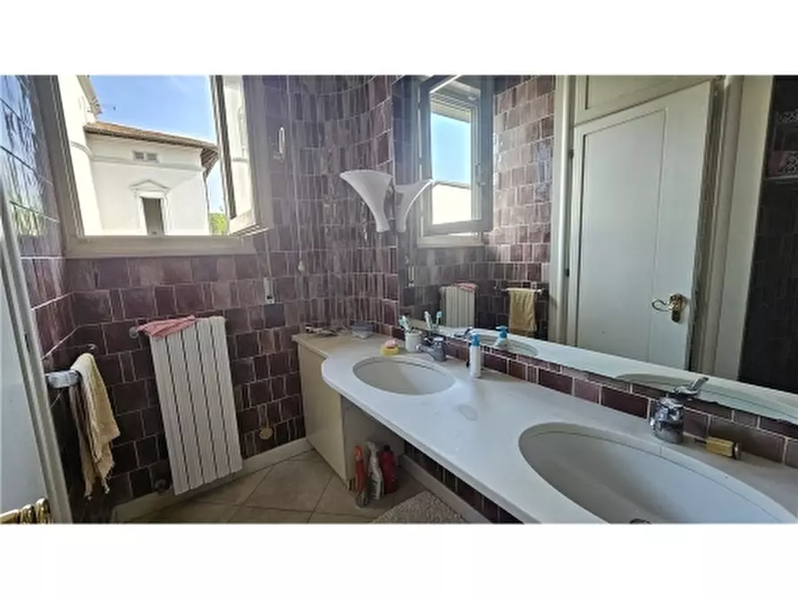 Immagine 52 di Villa in vendita  a Empoli