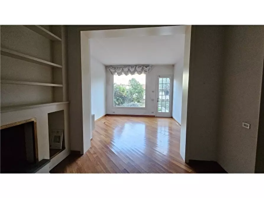 Immagine 3 di Villa in vendita  a Empoli