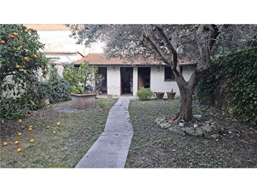 Immagine 8 di Villa in vendita  a Empoli