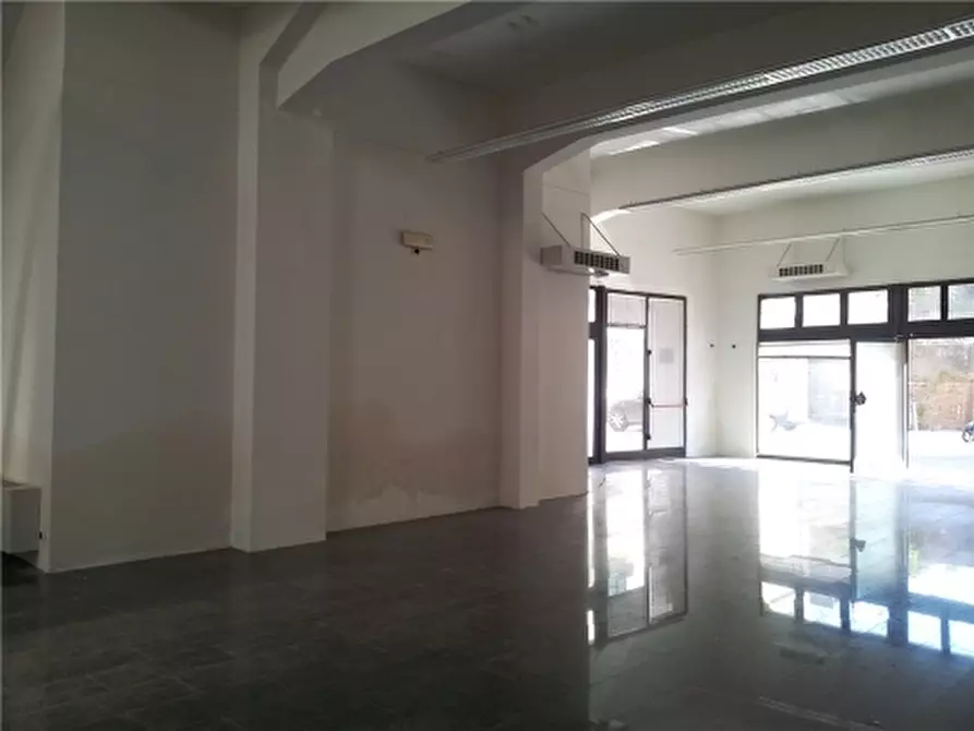 Immagine 2 di Negozio in affitto  a Empoli
