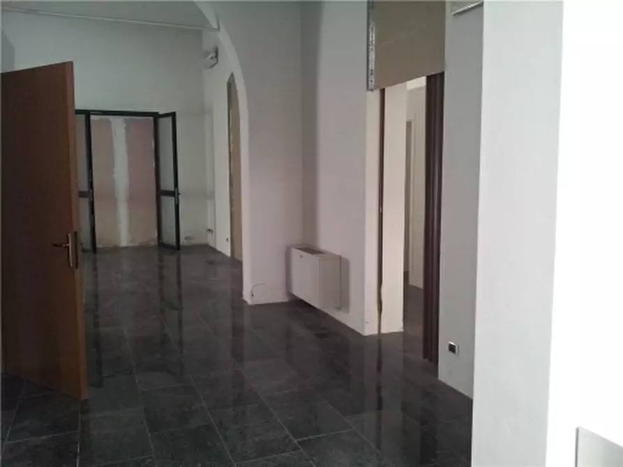 Immagine 3 di Negozio in affitto  a Empoli