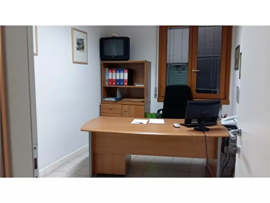 Immagine 2 di Negozio in vendita  a Empoli