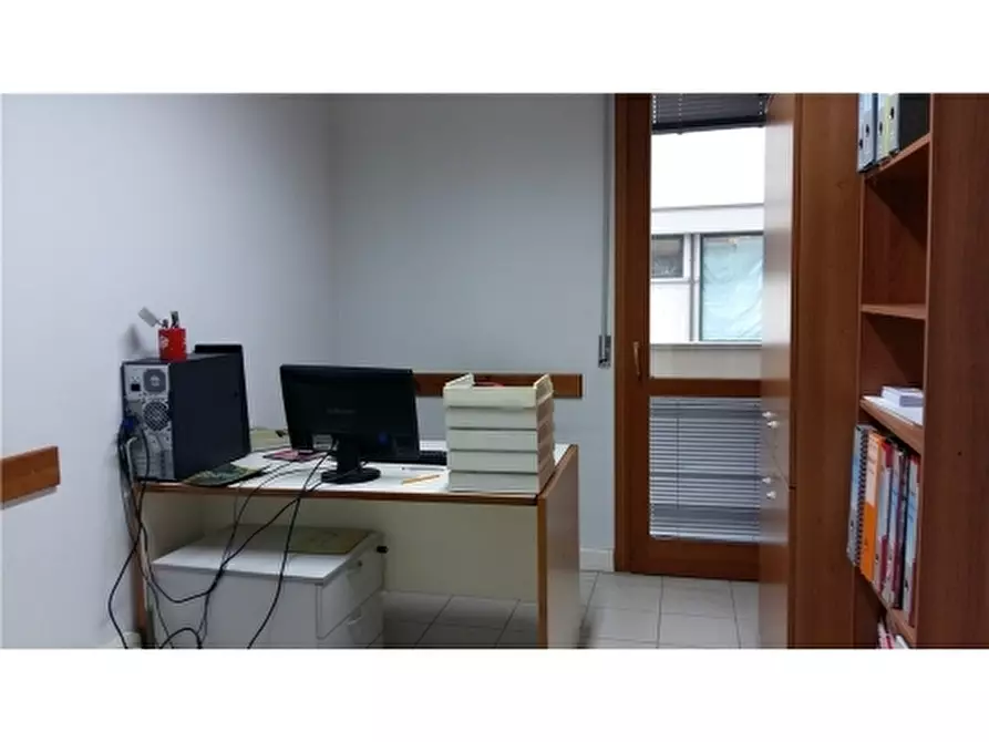 Immagine 3 di Negozio in vendita  a Empoli