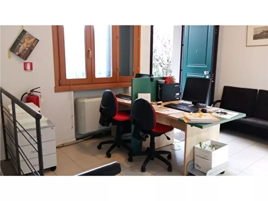 Immagine 4 di Negozio in vendita  a Empoli