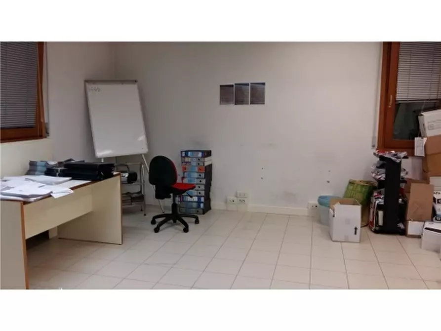 Immagine 5 di Negozio in vendita  a Empoli