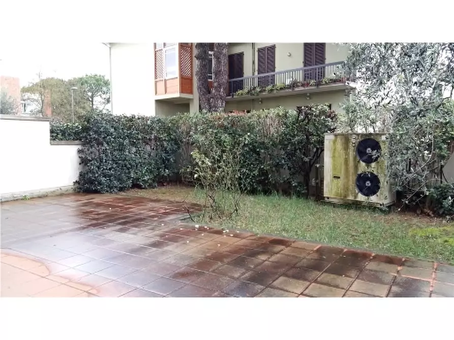 Immagine 6 di Negozio in vendita  a Empoli