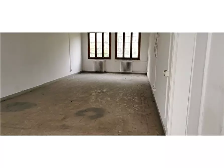 Immagine 6 di Negozio in affitto  a Empoli
