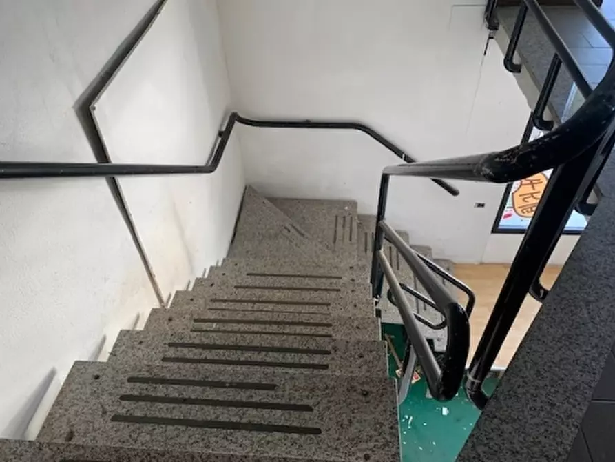 Immagine 7 di Negozio in vendita  a Santa Croce Sull'arno