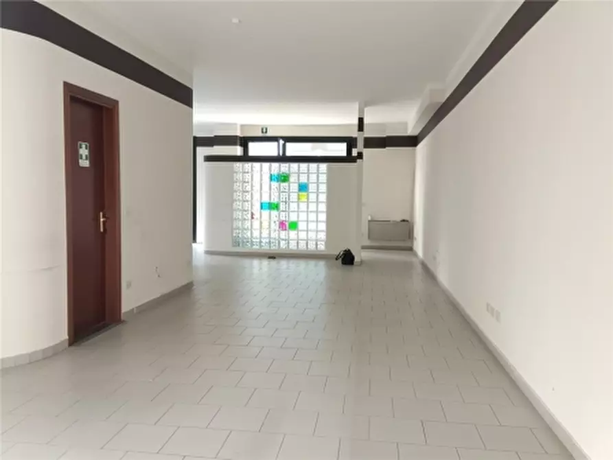 Immagine 1 di Negozio in affitto  a Empoli