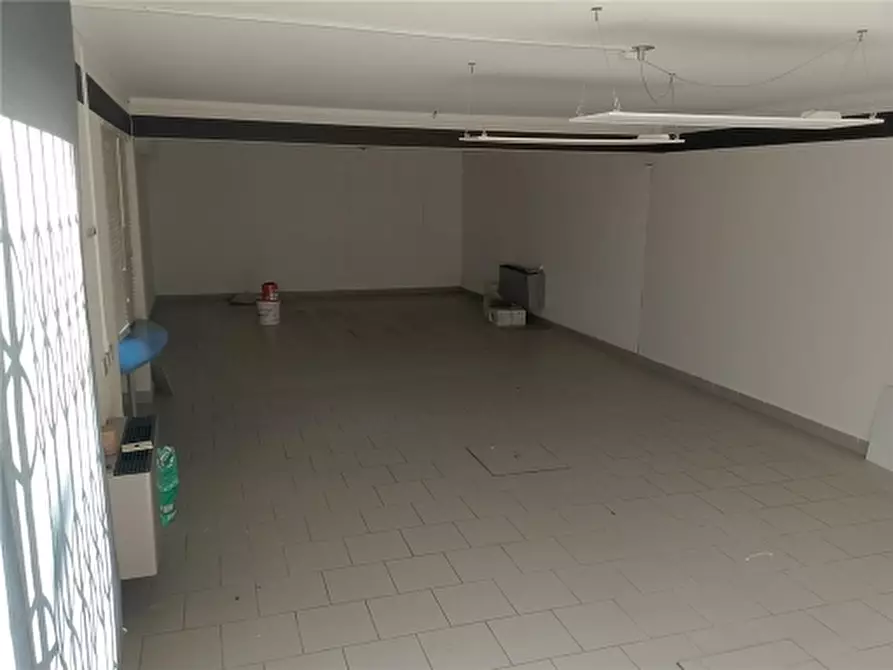 Immagine 2 di Negozio in affitto  a Empoli