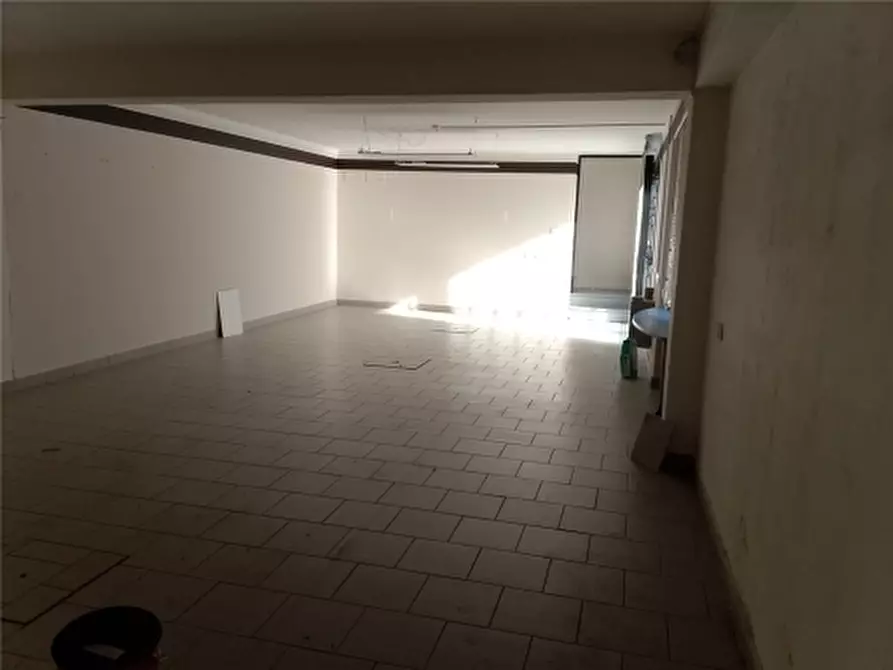 Immagine 3 di Negozio in affitto  a Empoli
