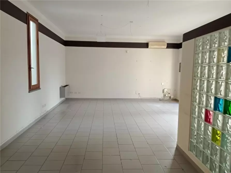 Immagine 4 di Negozio in affitto  a Empoli