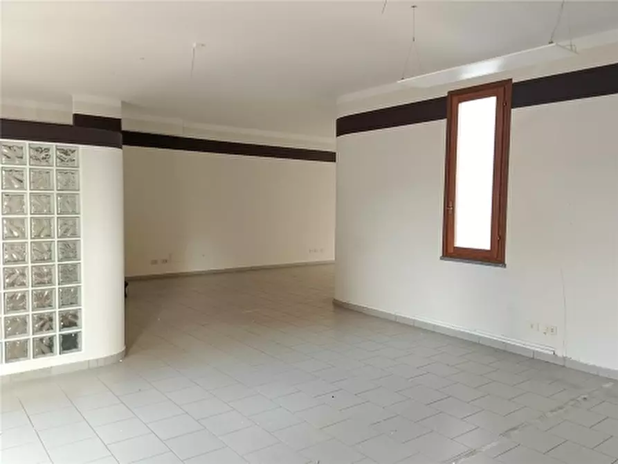 Immagine 5 di Negozio in affitto  a Empoli