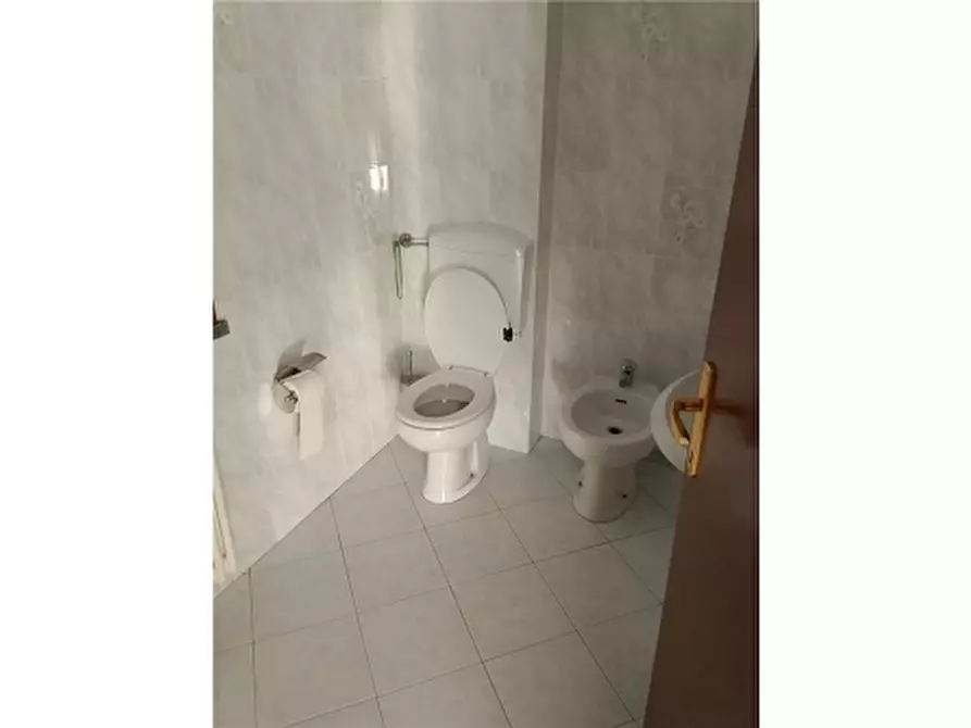 Immagine 7 di Negozio in affitto  a Empoli