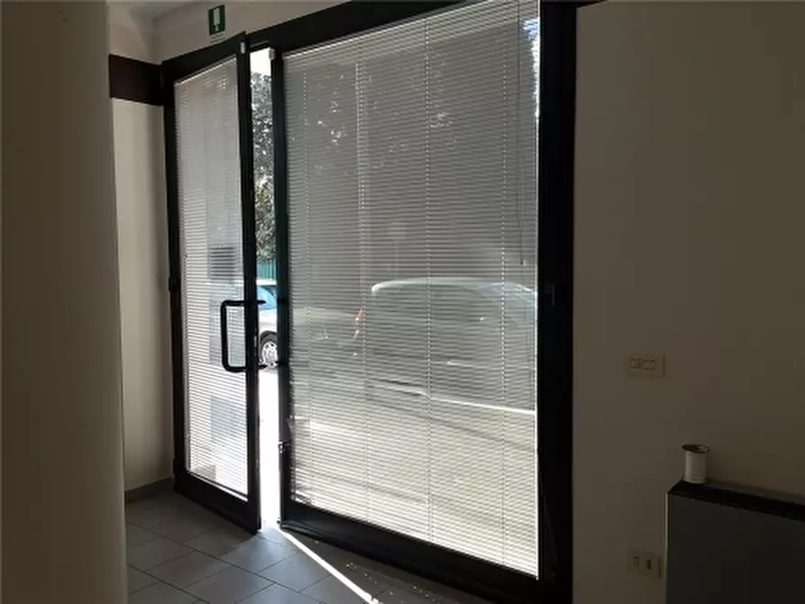 Immagine 10 di Negozio in affitto  a Empoli