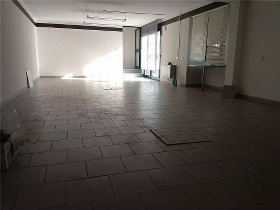 Immagine 11 di Negozio in affitto  a Empoli