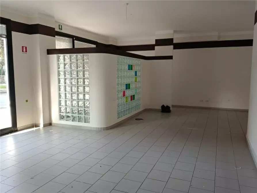 Immagine 12 di Negozio in affitto  a Empoli