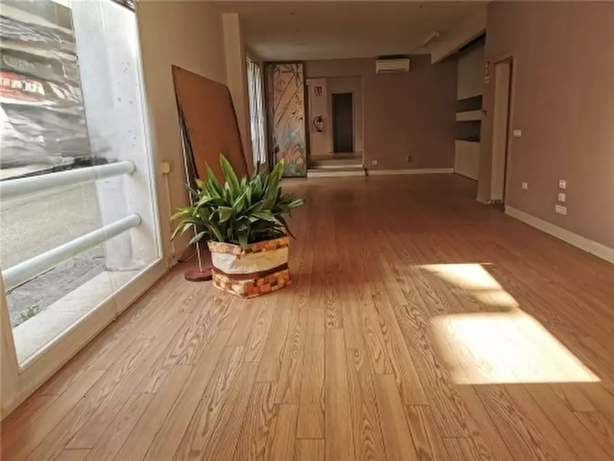 Immagine 1 di Negozio in vendita  a Empoli