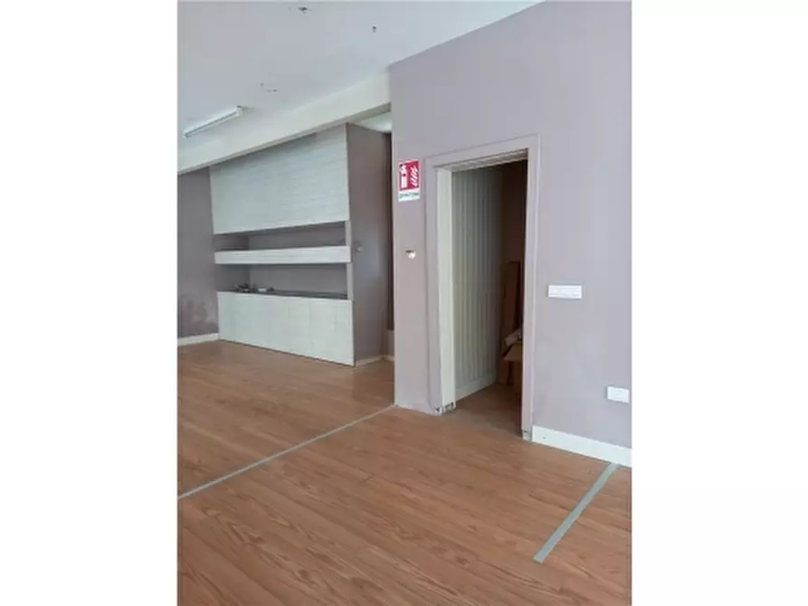 Immagine 2 di Negozio in vendita  a Empoli