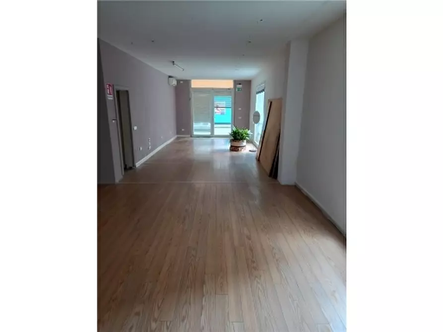 Immagine 3 di Negozio in vendita  a Empoli