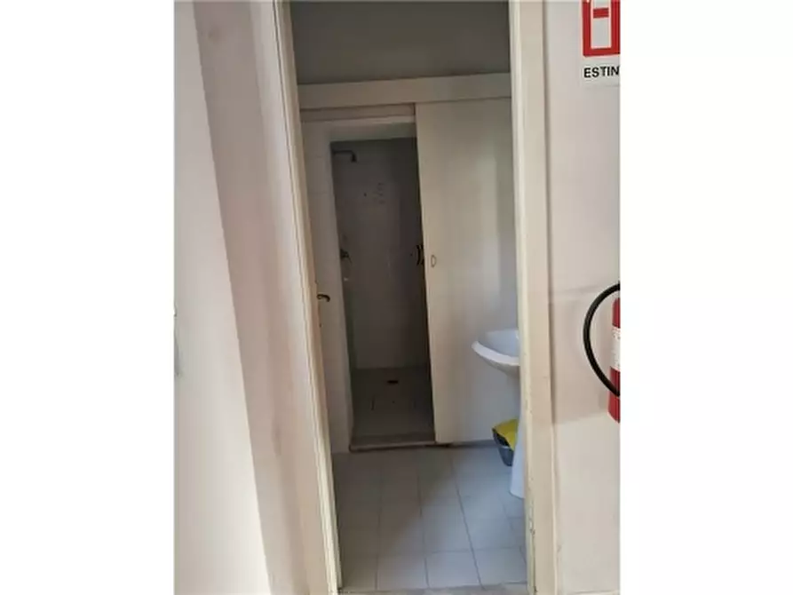 Immagine 8 di Negozio in vendita  a Empoli