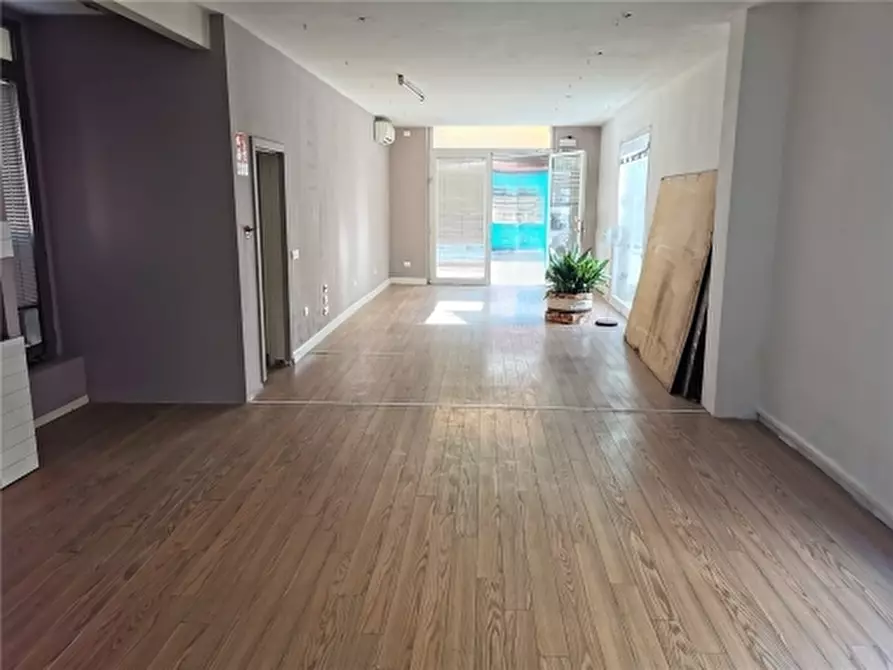 Immagine 9 di Negozio in vendita  a Empoli