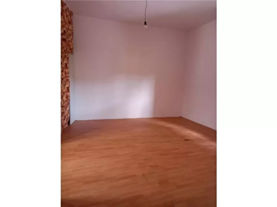 Immagine 10 di Negozio in vendita  a Empoli