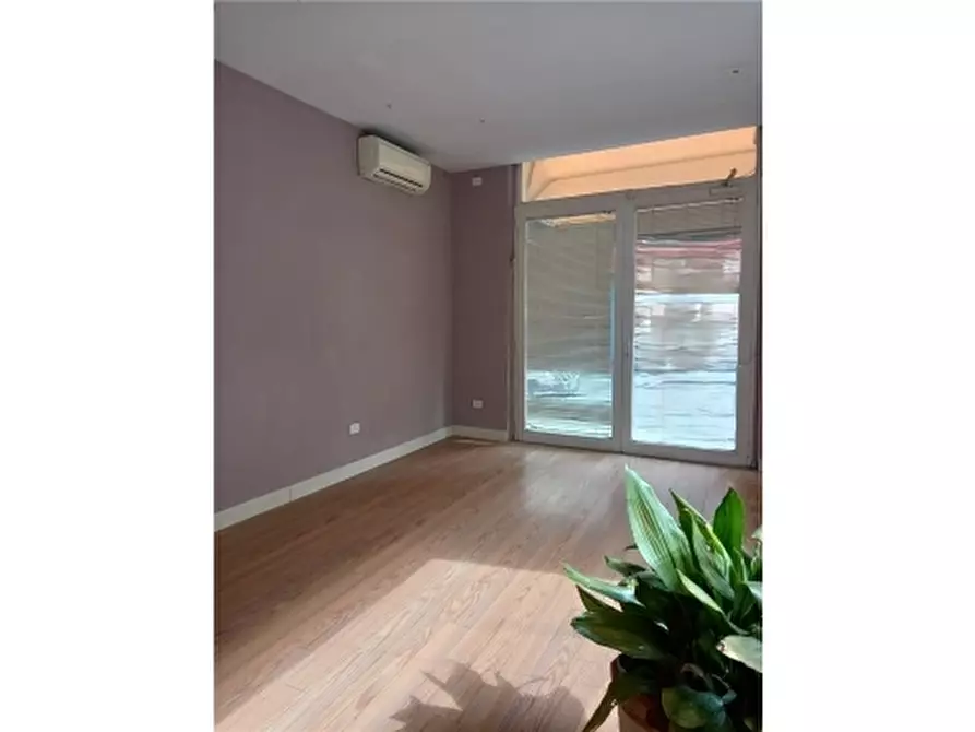 Immagine 11 di Negozio in vendita  a Empoli