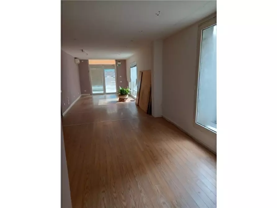 Immagine 12 di Negozio in vendita  a Empoli