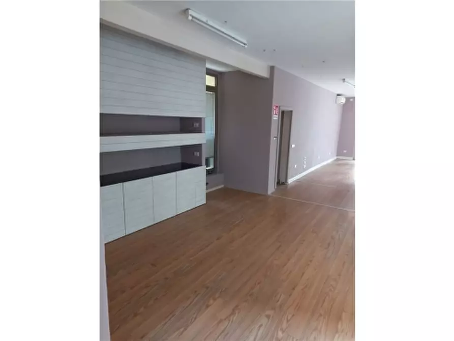 Immagine 13 di Negozio in vendita  a Empoli