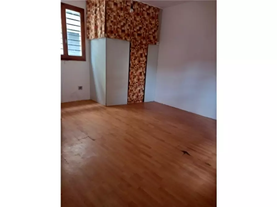 Immagine 14 di Negozio in vendita  a Empoli