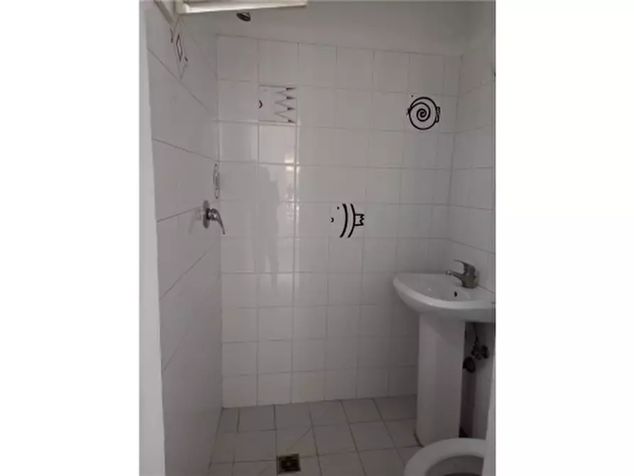 Immagine 15 di Negozio in vendita  a Empoli