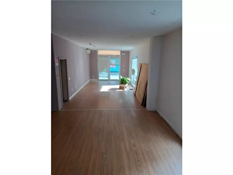 Immagine 16 di Negozio in vendita  a Empoli