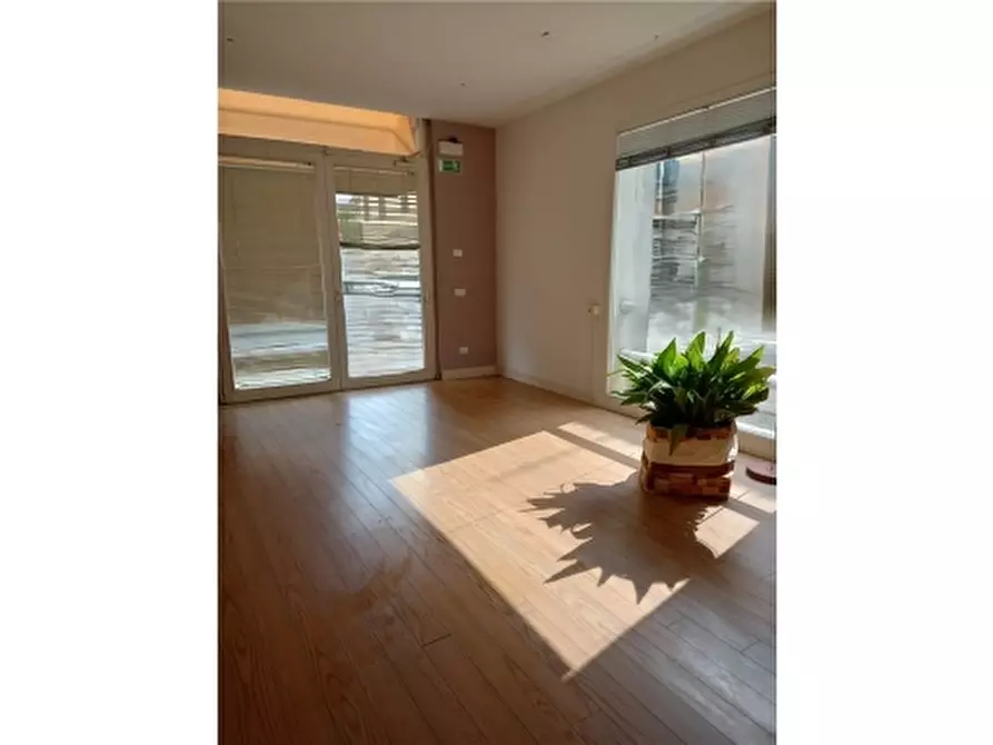 Immagine 17 di Negozio in vendita  a Empoli