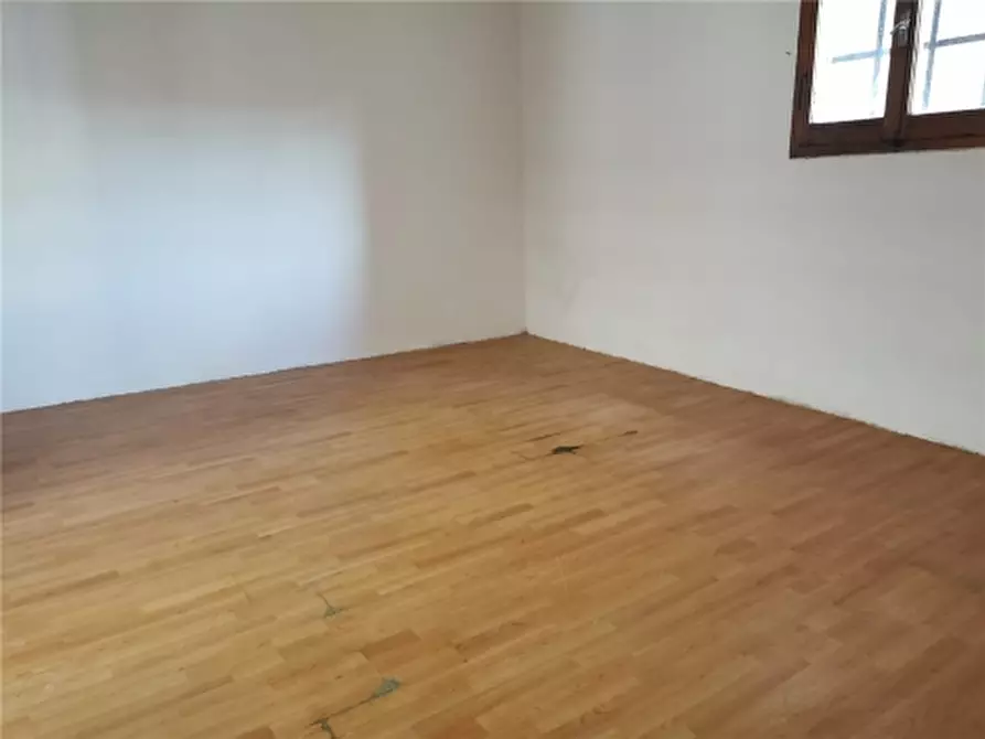 Immagine 19 di Negozio in vendita  a Empoli