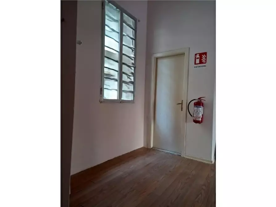 Immagine 21 di Negozio in vendita  a Empoli