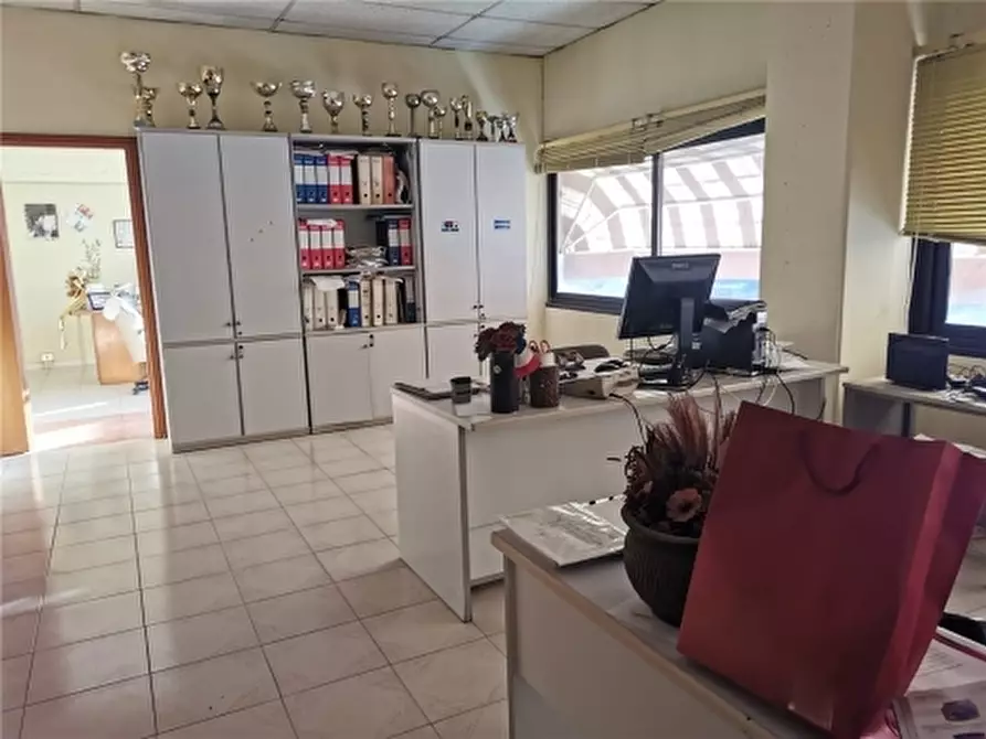 Immagine 1 di Negozio in affitto  a Empoli