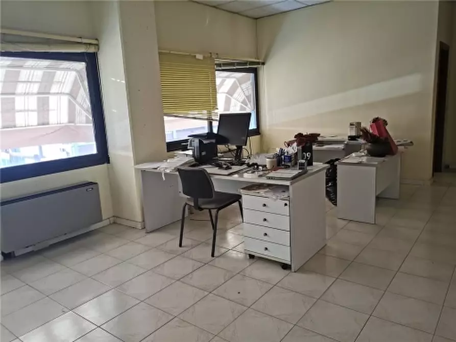 Immagine 3 di Negozio in affitto  a Empoli