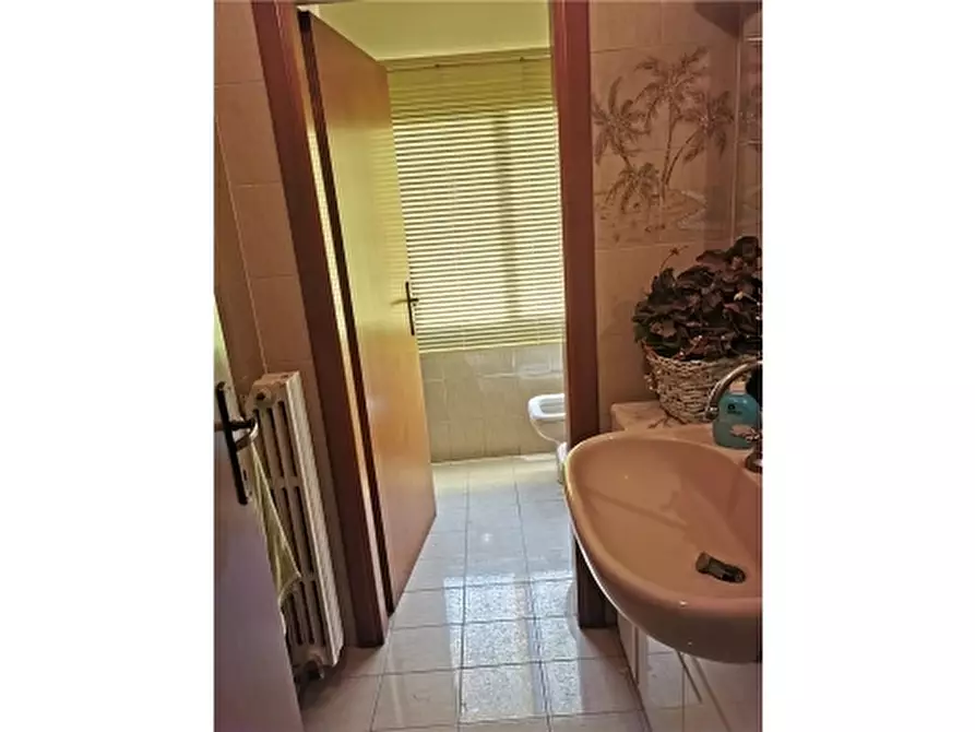 Immagine 5 di Negozio in affitto  a Empoli